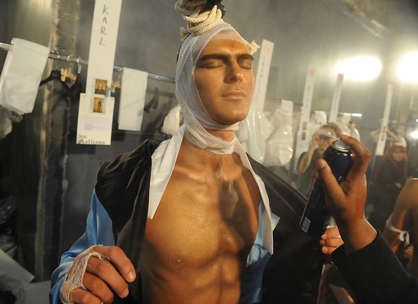 galliano-fw10--bkstg-22.JPG