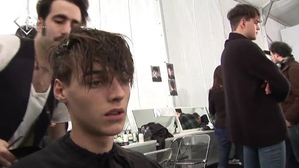 fashiontv___FTV.com_-_MILAN_MAN_F_W_10-11_-_BURBERRY_BACKSTAGE-1.flv_000011879.jpg