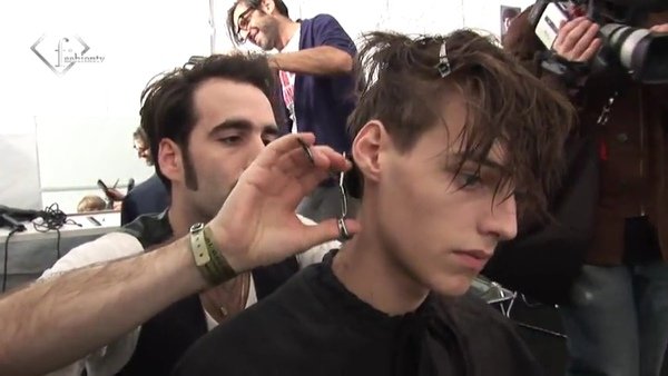 fashiontv___FTV.com_-_MILAN_MAN_F_W_10-11_-_BURBERRY_BACKSTAGE-1.flv_000015682.jpg