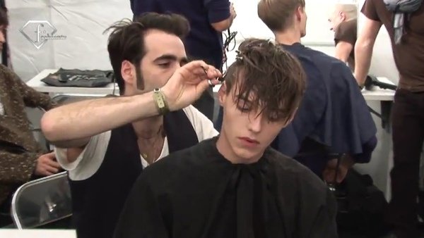 fashiontv___FTV.com_-_MILAN_MAN_F_W_10-11_-_BURBERRY_BACKSTAGE-1.flv_000018752.jpg