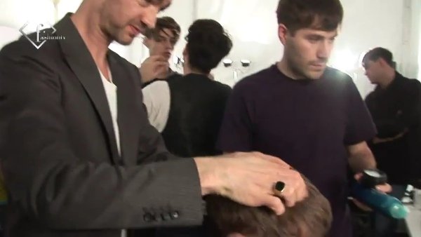 fashiontv___FTV.com_-_MILAN_MAN_F_W_10-11_-_BURBERRY_BACKSTAGE-1.flv_000089089.jpg