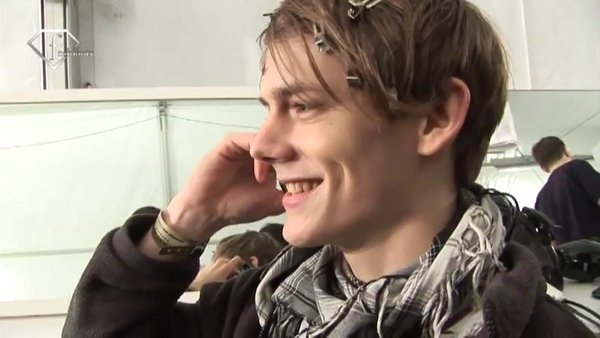 fashiontv___FTV.com_-_MILAN_MAN_F_W_10-11_-_BURBERRY_BACKSTAGE-1.flv_000131665.jpg