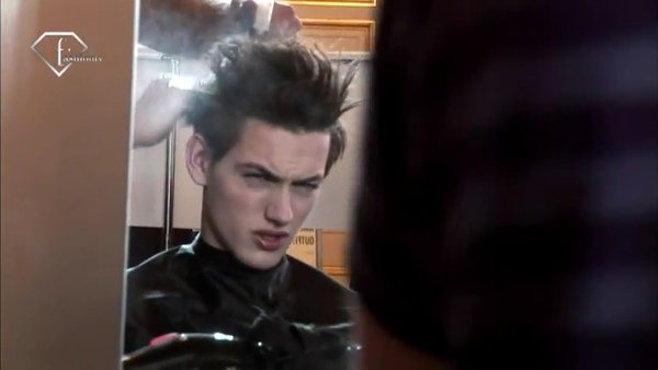 - PARIS MEN Fall - Winter 10 11 - DRIES VAN NOTEN BACKSTAGE.flv_000033400.jpg