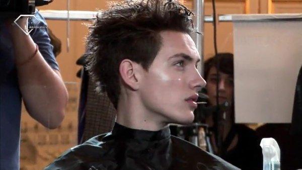 - PARIS MEN Fall - Winter 10 11 - DRIES VAN NOTEN BACKSTAGE.flv_000038338.jpg