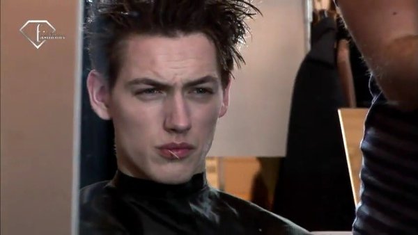 - PARIS MEN Fall - Winter 10 11 - DRIES VAN NOTEN BACKSTAGE.flv_000049783.jpg