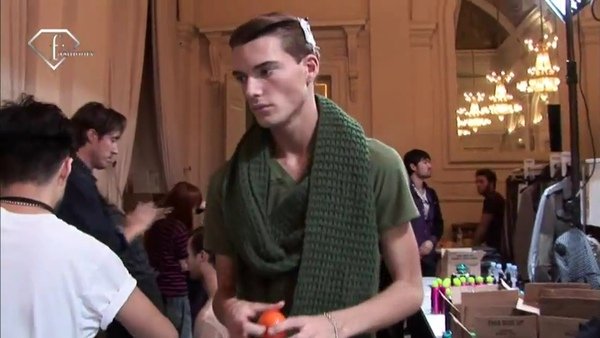 - PARIS MEN Fall - Winter 10 11 - DRIES VAN NOTEN BACKSTAGE.flv_000066033.jpg