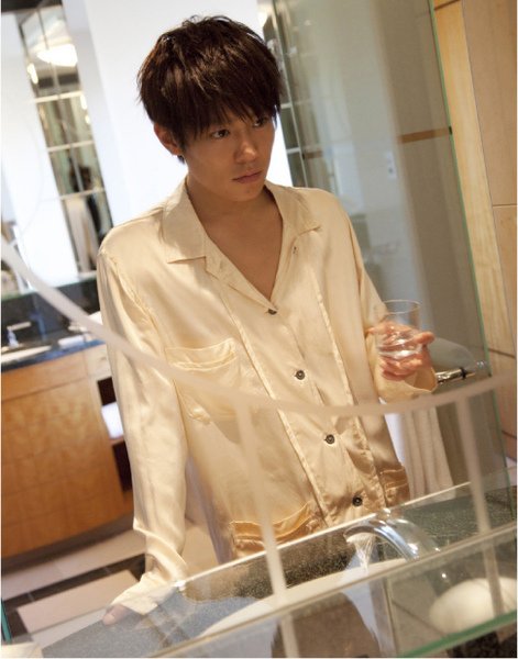 小出惠介 for Harper&apos;s Bazzar Japan 4月號