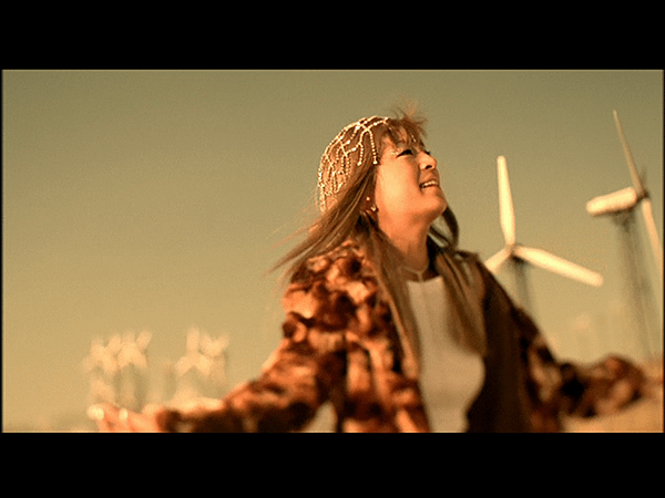 滨崎步Ayumi.Hamasaki.-.DEAREST.2001.MV-shot0002.png