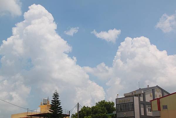 虎尾安溪慧日講堂上空的雲彩