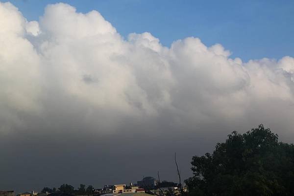 台大虎尾分院上空白雲山