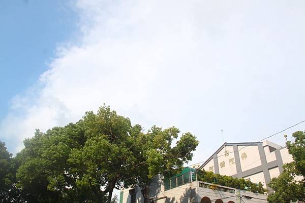 下午講堂籠罩白雲中