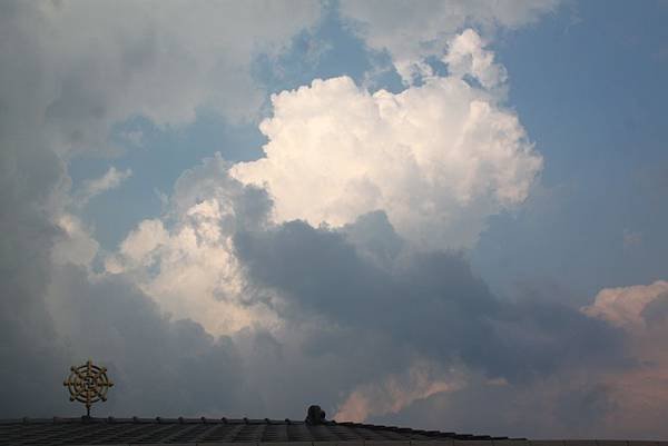 黃昏法輪上空的雲彩