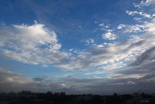 黃昏南方天空的雲彩