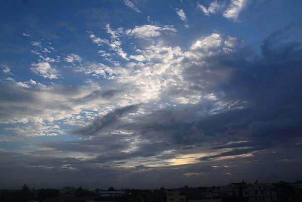 黃昏西方天空的雲彩