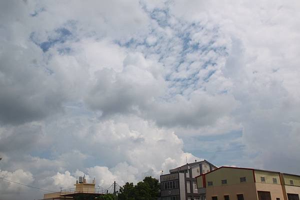 虎尾安溪慧日講堂上空的雲彩