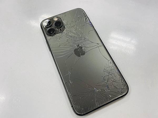 Iphone11pro背蓋破裂.jpg