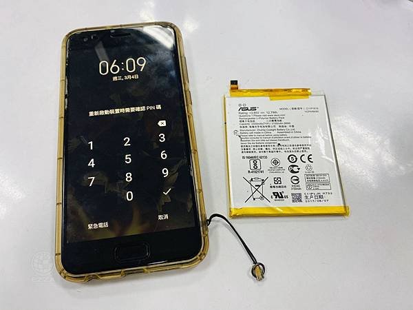 ASUS zenfone 4更換電池.jpg