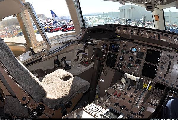 Boeing 757-222_United Airlines  201010  Sergey R