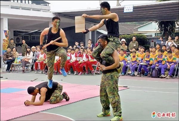 憲兵表演戰技 學生驚呼連連