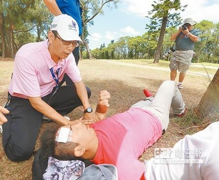 仰德高球賽昨天地主選手林文堂不慎擊中觀戰的男性球迷並造成頭部出血，經緊急包紮後送長庚醫院治療。（陳怡誠攝）.jpg