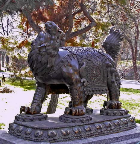 北京動物園暢觀樓前的銅犼