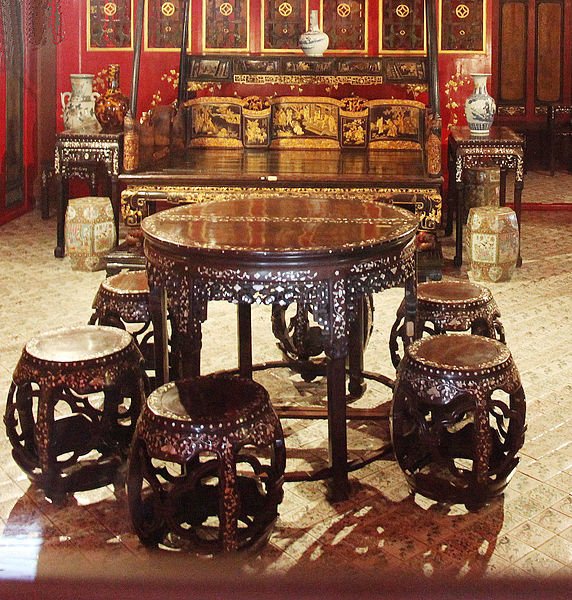 572px-Chinese_style_furniture_in_Bang_Pa_In_Chinese_style_palace.jpg