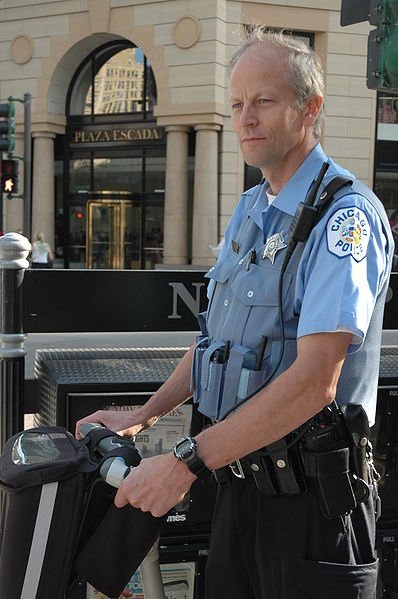 398px-Chicago_police_officer_on_segway.jpg