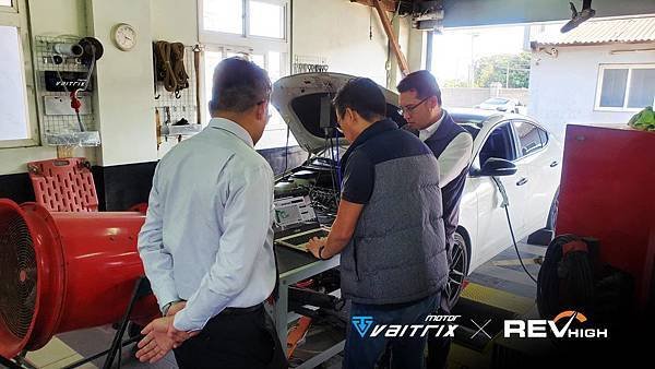 來自澳洲的汽車改裝品牌VAITRIX麥翠斯有最廣泛的車種適用產品，含汽油、柴油、油電混合車專用電子油門控制加速器，搭配外掛晶片及內寫，達到最高品質且無後遺症之動力提升，也可由專屬藍芽App–AirForce GO切換一階、二階、三階ECU模式。外掛晶片及電子油門控制器不影響原車引擎保固，搭配不眩光儀錶，提升馬力同時監控愛車狀況。VAITRIX另有馬力提升專用水噴射可程式電腦及全組套件，改裝愛車不傷車。 適用品牌車款： Audi奧迪、BMW寶馬、Porsche保時捷、Benz賓士、Honda本田、Toyota豐田、Mitsubishi三菱、Mazda馬自達、Nissan日產、Subaru速霸陸、VW福斯、Volvo富豪、Luxgen納智捷、Ford福特、Chevrolet雪佛蘭、Hyundai現代、Skoda; Altis、crv、chr、kicks、cla45、ct200h、q2、camry、golf gti、polo、kuga、tiida、u7、rav4、odyssey...等。