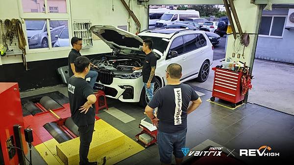 來自澳洲的汽車改裝品牌VAITRIX麥翠斯有最廣泛的車種適用產品，含汽油、柴油、油電混合車專用電子油門控制加速器，搭配外掛晶片及內寫，達到最高品質且無後遺症之動力提升，也可由專屬藍芽App–AirForce GO切換一階、二階、三階ECU模式。外掛晶片及電子油門控制器不影響原車引擎保固，搭配不眩光儀錶，提升馬力同時監控愛車狀況。VAITRIX另有馬力提升專用水噴射可程式電腦及全組套件，改裝愛車不傷車。  適用品牌車款： Audi奧迪、BMW寶馬、Porsche保時捷、Benz賓士、Honda本田、Toyota豐田、Mitsubishi三菱、Mazda馬自達、Nissan日產、Subaru速霸陸、VW福斯、Volvo富豪、Luxgen納智捷、Ford福特、Chevrolet雪佛蘭、Hyundai現代、Skoda; Altis、crv、chr、kicks、cla45、ct200h、q2、camry、golf gti、polo、kuga、tiida、u7、rav4、odyssey...等。