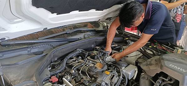 來自澳洲的汽車改裝品牌VAITRIX麥翠斯有最廣泛的車種適用產品，含汽油、柴油、油電混合車專用電子油門控制加速器，搭配外掛晶片及內寫，達到最高品質且無後遺症之動力提升，也可由專屬藍芽App–AirForce GO切換一階、二階、三階ECU模式。外掛晶片及電子油門控制器不影響原車引擎保固，搭配不眩光儀錶，提升馬力同時監控愛車狀況。VAITRIX另有馬力提升專用水噴射可程式電腦及全組套件，改裝愛車不傷車。  適用品牌車款： Audi奧迪、BMW寶馬、Porsche保時捷、Benz賓士、Honda本田、Toyota豐田、Mitsubishi三菱、Mazda馬自達、Nissan日產、Subaru速霸陸、VW福斯、Volvo富豪、Luxgen納智捷、Ford福特、Chevrolet雪佛蘭、Hyundai現代、Skoda; Altis、crv、chr、kicks、cla45、ct200h、q2、camry、golf gti、polo、kuga、tiida、u7、rav4、odyssey...等。