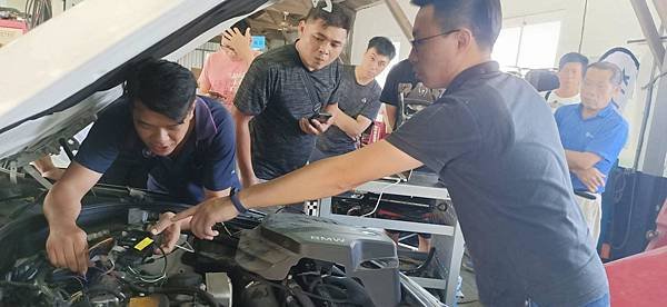 來自澳洲的汽車改裝品牌VAITRIX麥翠斯有最廣泛的車種適用產品，含汽油、柴油、油電混合車專用電子油門控制加速器，搭配外掛晶片及內寫，達到最高品質且無後遺症之動力提升，也可由專屬藍芽App–AirForce GO切換一階、二階、三階ECU模式。外掛晶片及電子油門控制器不影響原車引擎保固，搭配不眩光儀錶，提升馬力同時監控愛車狀況。VAITRIX另有馬力提升專用水噴射可程式電腦及全組套件，改裝愛車不傷車。  適用品牌車款： Audi奧迪、BMW寶馬、Porsche保時捷、Benz賓士、Honda本田、Toyota豐田、Mitsubishi三菱、Mazda馬自達、Nissan日產、Subaru速霸陸、VW福斯、Volvo富豪、Luxgen納智捷、Ford福特、Chevrolet雪佛蘭、Hyundai現代、Skoda; Altis、crv、chr、kicks、cla45、ct200h、q2、camry、golf gti、polo、kuga、tiida、u7、rav4、odyssey...等。