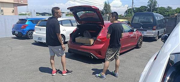 來自澳洲的汽車改裝品牌VAITRIX麥翠斯有最廣泛的車種適用產品，含汽油、柴油、油電混合車專用電子油門控制加速器，搭配外掛晶片及內寫，達到最高品質且無後遺症之動力提升，也可由專屬藍芽App–AirForce GO切換一階、二階、三階ECU模式。外掛晶片及電子油門控制器不影響原車引擎保固，搭配不眩光儀錶，提升馬力同時監控愛車狀況。VAITRIX另有馬力提升專用水噴射可程式電腦及全組套件，改裝愛車不傷車。  適用品牌車款： Audi奧迪、BMW寶馬、Porsche保時捷、Benz賓士、Honda本田、Toyota豐田、Mitsubishi三菱、Mazda馬自達、Nissan日產、Subaru速霸陸、VW福斯、Volvo富豪、Luxgen納智捷、Ford福特、Chevrolet雪佛蘭、Hyundai現代、Skoda; Altis、crv、chr、kicks、cla45、ct200h、q2、camry、golf gti、polo、kuga、tiida、u7、rav4、odyssey...等。