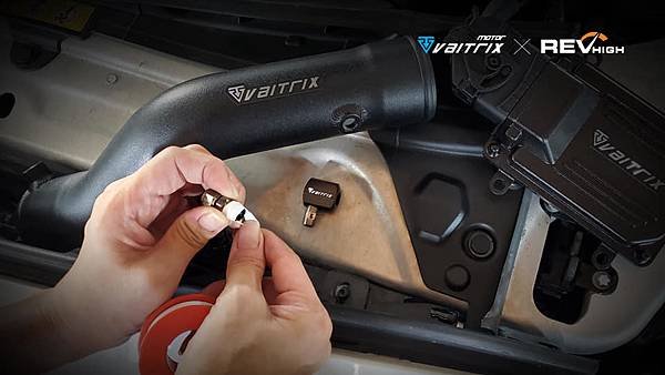 來自澳洲的汽車改裝品牌VAITRIX麥翠斯有最廣泛的車種適用產品，含汽油、柴油、油電混合車專用電子油門控制加速器，搭配外掛晶片及內寫，達到最高品質且無後遺症之動力提升，也可由專屬藍芽App–AirForce GO切換一階、二階、三階ECU模式。外掛晶片及電子油門控制器不影響原車引擎保固，搭配不眩光儀錶，提升馬力同時監控愛車狀況。VAITRIX另有馬力提升專用水噴射可程式電腦及全組套件，改裝愛車不傷車。  適用品牌車款： Audi奧迪、BMW寶馬、Porsche保時捷、Benz賓士、Honda本田、Toyota豐田、Mitsubishi三菱、Mazda馬自達、Nissan日產、Subaru速霸陸、VW福斯、Volvo富豪、Luxgen納智捷、Ford福特、Chevrolet雪佛蘭、Hyundai現代、Skoda; Altis、crv、chr、kicks、cla45、ct200h、q2、camry、golf gti、polo、kuga、tiida、u7、rav4、odyssey...等。
