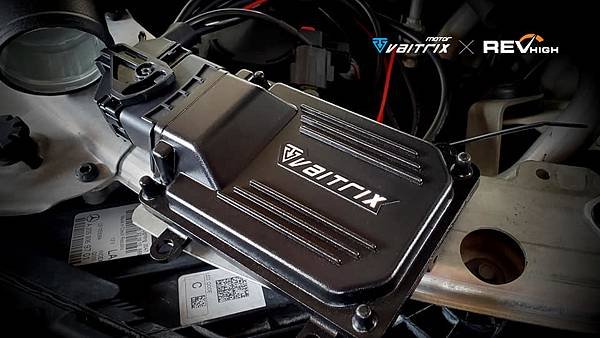來自澳洲的汽車改裝品牌VAITRIX麥翠斯有最廣泛的車種適用產品，含汽油、柴油、油電混合車專用電子油門控制加速器，搭配外掛晶片及內寫，達到最高品質且無後遺症之動力提升，也可由專屬藍芽App–AirForce GO切換一階、二階、三階ECU模式。外掛晶片及電子油門控制器不影響原車引擎保固，搭配不眩光儀錶，提升馬力同時監控愛車狀況。VAITRIX另有馬力提升專用水噴射可程式電腦及全組套件，改裝愛車不傷車。  適用品牌車款： Audi奧迪、BMW寶馬、Porsche保時捷、Benz賓士、Honda本田、Toyota豐田、Mitsubishi三菱、Mazda馬自達、Nissan日產、Subaru速霸陸、VW福斯、Volvo富豪、Luxgen納智捷、Ford福特、Chevrolet雪佛蘭、Hyundai現代、Skoda; Altis、crv、chr、kicks、cla45、ct200h、q2、camry、golf gti、polo、kuga、tiida、u7、rav4、odyssey...等。