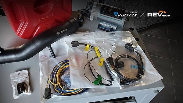 來自澳洲的汽車改裝品牌VAITRIX麥翠斯有最廣泛的車種適用產品，含汽油、柴油、油電混合車專用電子油門控制加速器，搭配外掛晶片及內寫，達到最高品質且無後遺症之動力提升，也可由專屬藍芽App–AirForce GO切換一階、二階、三階ECU模式。外掛晶片及電子油門控制器不影響原車引擎保固，搭配不眩光儀錶，提升馬力同時監控愛車狀況。VAITRIX另有馬力提升專用水噴射可程式電腦及全組套件，改裝愛車不傷車。  適用品牌車款： Audi奧迪、BMW寶馬、Porsche保時捷、Benz賓士、Honda本田、Toyota豐田、Mitsubishi三菱、Mazda馬自達、Nissan日產、Subaru速霸陸、VW福斯、Volvo富豪、Luxgen納智捷、Ford福特、Chevrolet雪佛蘭、Hyundai現代、Skoda; Altis、crv、chr、kicks、cla45、ct200h、q2、camry、golf gti、polo、kuga、tiida、u7、rav4、odyssey...等。
