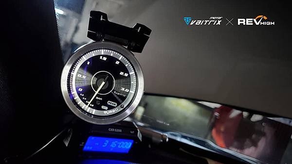 來自澳洲的汽車改裝品牌VAITRIX麥翠斯有最廣泛的車種適用產品，含汽油、柴油、油電混合車專用電子油門控制加速器，搭配外掛晶片及內寫，達到最高品質且無後遺症之動力提升，也可由專屬藍芽App–AirForce GO切換一階、二階、三階ECU模式。外掛晶片及電子油門控制器不影響原車引擎保固，搭配不眩光儀錶，提升馬力同時監控愛車狀況。VAITRIX另有馬力提升專用水噴射可程式電腦及全組套件，改裝愛車不傷車。  適用品牌車款： Audi奧迪、BMW寶馬、Porsche保時捷、Benz賓士、Honda本田、Toyota豐田、Mitsubishi三菱、Mazda馬自達、Nissan日產、Subaru速霸陸、VW福斯、Volvo富豪、Luxgen納智捷、Ford福特、Chevrolet雪佛蘭、Hyundai現代、Skoda; Altis、crv、chr、kicks、cla45、ct200h、q2、camry、golf gti、polo、kuga、tiida、u7、rav4、odyssey...等。