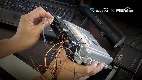 來自澳洲的汽車改裝品牌VAITRIX麥翠斯有最廣泛的車種適用產品，含汽油、柴油、油電混合車專用電子油門控制加速器，搭配外掛晶片及內寫，達到最高品質且無後遺症之動力提升，也可由專屬藍芽App–AirForce GO切換一階、二階、三階ECU模式。外掛晶片及電子油門控制器不影響原車引擎保固，搭配不眩光儀錶，提升馬力同時監控愛車狀況。VAITRIX另有馬力提升專用水噴射可程式電腦及全組套件，改裝愛車不傷車。  適用品牌車款： Audi奧迪、BMW寶馬、Porsche保時捷、Benz賓士、Honda本田、Toyota豐田、Mitsubishi三菱、Mazda馬自達、Nissan日產、Subaru速霸陸、VW福斯、Volvo富豪、Luxgen納智捷、Ford福特、Chevrolet雪佛蘭、Hyundai現代、Skoda; Altis、crv、chr、kicks、cla45、ct200h、q2、camry、golf gti、polo、kuga、tiida、u7、rav4、odyssey...等。