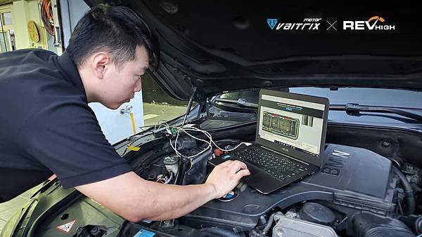 來自澳洲的汽車改裝品牌VAITRIX麥翠斯有最廣泛的車種適用產品，含汽油、柴油、油電混合車專用電子油門控制加速器，搭配外掛晶片及內寫，達到最高品質且無後遺症之動力提升，也可由專屬藍芽App–AirForce GO切換一階、二階、三階ECU模式。外掛晶片及電子油門控制器不影響原車引擎保固，搭配不眩光儀錶，提升馬力同時監控愛車狀況。VAITRIX另有馬力提升專用水噴射可程式電腦及全組套件，改裝愛車不傷車。  適用品牌車款： Audi奧迪、BMW寶馬、Porsche保時捷、Benz賓士、Honda本田、Toyota豐田、Mitsubishi三菱、Mazda馬自達、Nissan日產、Subaru速霸陸、VW福斯、Volvo富豪、Luxgen納智捷、Ford福特、Chevrolet雪佛蘭、Hyundai現代、Skoda; Altis、crv、chr、kicks、cla45、ct200h、q2、camry、golf gti、polo、kuga、tiida、u7、rav4、odyssey...等。