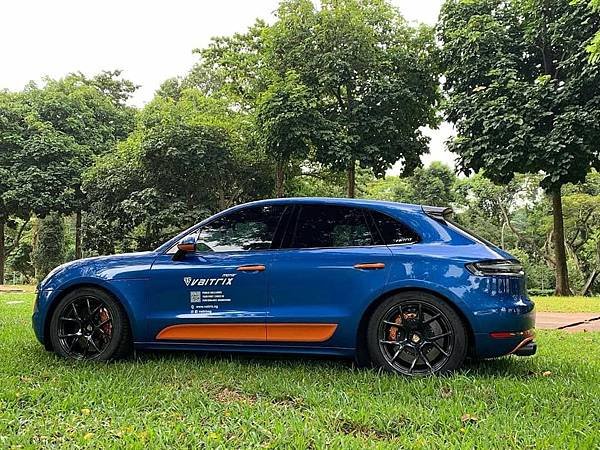 來自澳洲的汽車改裝品牌VAITRIX麥翠斯有最廣泛的車種適用產品，含汽油、柴油、油電混合車專用電子油門控制加速器，搭配外掛晶片及內寫，達到最高品質且無後遺症之動力提升，也可由專屬藍芽App–AirForce GO切換一階、二階、三階ECU模式。外掛晶片及電子油門控制器不影響原車引擎保固，搭配不眩光儀錶，提升馬力同時監控愛車狀況。VAITRIX另有馬力提升專用水噴射可程式電腦及全組套件，改裝愛車不傷車。  適用品牌車款： Audi奧迪、BMW寶馬、Porsche保時捷、Benz賓士、Honda本田、Toyota豐田、Mitsubishi三菱、Mazda馬自達、Nissan日產、Subaru速霸陸、VW福斯、Volvo富豪、Luxgen納智捷、Ford福特、Chevrolet雪佛蘭、Hyundai現代、Skoda; Altis、crv、chr、kicks、cla45、ct200h、q2、camry、golf gti、polo、kuga、tiida、u7、rav4、odyssey...等。