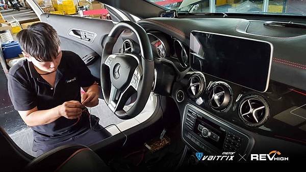 來自澳洲的汽車改裝品牌VAITRIX麥翠斯有最廣泛的車種適用產品，含汽油、柴油、油電混合車專用電子油門控制加速器，搭配外掛晶片及內寫，達到最高品質且無後遺症之動力提升，也可由專屬藍芽App–AirForce GO切換一階、二階、三階ECU模式。外掛晶片及電子油門控制器不影響原車引擎保固，搭配不眩光儀錶，提升馬力同時監控愛車狀況。VAITRIX另有馬力提升專用水噴射可程式電腦及全組套件，改裝愛車不傷車。  適用品牌車款： Audi奧迪、BMW寶馬、Porsche保時捷、Benz賓士、Honda本田、Toyota豐田、Mitsubishi三菱、Mazda馬自達、Nissan日產、Subaru速霸陸、VW福斯、Volvo富豪、Luxgen納智捷、Ford福特、Chevrolet雪佛蘭、Hyundai現代、Skoda; Altis、crv、chr、kicks、cla45、ct200h、q2、camry、golf gti、polo、kuga、tiida、u7、rav4、odyssey...等。