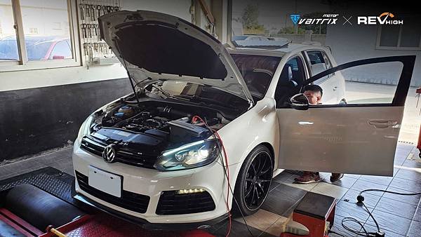 來自澳洲的汽車改裝品牌VAITRIX麥翠斯有最廣泛的車種適用產品，含汽油、柴油、油電混合車專用電子油門控制加速器，搭配外掛晶片及內寫，達到最高品質且無後遺症之動力提升，也可由專屬藍芽App–AirForce GO切換一階、二階、三階ECU模式。外掛晶片及電子油門控制器不影響原車引擎保固，搭配不眩光儀錶，提升馬力同時監控愛車狀況。VAITRIX另有馬力提升專用水噴射可程式電腦及全組套件，改裝愛車不傷車。  適用品牌車款： Audi奧迪、BMW寶馬、Porsche保時捷、Benz賓士、Honda本田、Toyota豐田、Mitsubishi三菱、Mazda馬自達、Nissan日產、Subaru速霸陸、VW福斯、Volvo富豪、Luxgen納智捷、Ford福特、Chevrolet雪佛蘭、Hyundai現代、Skoda; Altis、crv、chr、kicks、cla45、ct200h、q2、camry、golf gti、polo、kuga、tiida、u7、rav4、odyssey...等。