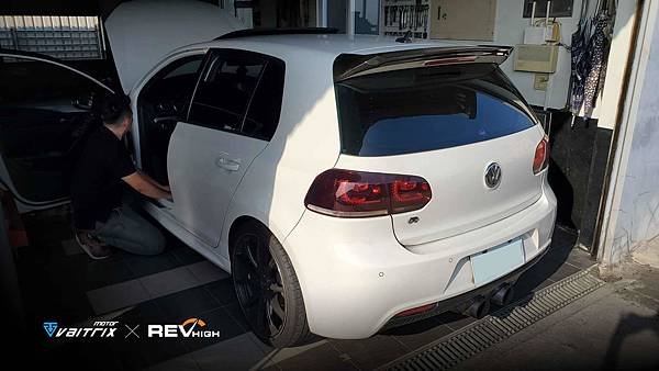 來自澳洲的汽車改裝品牌VAITRIX麥翠斯有最廣泛的車種適用產品，含汽油、柴油、油電混合車專用電子油門控制加速器，搭配外掛晶片及內寫，達到最高品質且無後遺症之動力提升，也可由專屬藍芽App–AirForce GO切換一階、二階、三階ECU模式。外掛晶片及電子油門控制器不影響原車引擎保固，搭配不眩光儀錶，提升馬力同時監控愛車狀況。VAITRIX另有馬力提升專用水噴射可程式電腦及全組套件，改裝愛車不傷車。  適用品牌車款： Audi奧迪、BMW寶馬、Porsche保時捷、Benz賓士、Honda本田、Toyota豐田、Mitsubishi三菱、Mazda馬自達、Nissan日產、Subaru速霸陸、VW福斯、Volvo富豪、Luxgen納智捷、Ford福特、Chevrolet雪佛蘭、Hyundai現代、Skoda; Altis、crv、chr、kicks、cla45、ct200h、q2、camry、golf gti、polo、kuga、tiida、u7、rav4、odyssey...等。