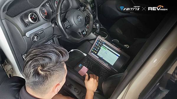 來自澳洲的汽車改裝品牌VAITRIX麥翠斯有最廣泛的車種適用產品，含汽油、柴油、油電混合車專用電子油門控制加速器，搭配外掛晶片及內寫，達到最高品質且無後遺症之動力提升，也可由專屬藍芽App–AirForce GO切換一階、二階、三階ECU模式。外掛晶片及電子油門控制器不影響原車引擎保固，搭配不眩光儀錶，提升馬力同時監控愛車狀況。VAITRIX另有馬力提升專用水噴射可程式電腦及全組套件，改裝愛車不傷車。  適用品牌車款： Audi奧迪、BMW寶馬、Porsche保時捷、Benz賓士、Honda本田、Toyota豐田、Mitsubishi三菱、Mazda馬自達、Nissan日產、Subaru速霸陸、VW福斯、Volvo富豪、Luxgen納智捷、Ford福特、Chevrolet雪佛蘭、Hyundai現代、Skoda; Altis、crv、chr、kicks、cla45、ct200h、q2、camry、golf gti、polo、kuga、tiida、u7、rav4、odyssey...等。
