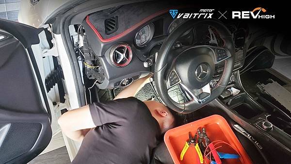 來自澳洲的汽車改裝品牌VAITRIX麥翠斯有最廣泛的車種適用產品，含汽油、柴油、油電混合車專用電子油門控制加速器，搭配外掛晶片及內寫，達到最高品質且無後遺症之動力提升，也可由專屬藍芽App–AirForce GO切換一階、二階、三階ECU模式。外掛晶片及電子油門控制器不影響原車引擎保固，搭配不眩光儀錶，提升馬力同時監控愛車狀況。VAITRIX另有馬力提升專用水噴射可程式電腦及全組套件，改裝愛車不傷車。  適用品牌車款： Audi奧迪、BMW寶馬、Porsche保時捷、Benz賓士、Honda本田、Toyota豐田、Mitsubishi三菱、Mazda馬自達、Nissan日產、Subaru速霸陸、VW福斯、Volvo富豪、Luxgen納智捷、Ford福特、Chevrolet雪佛蘭、Hyundai現代、Skoda; Altis、crv、chr、kicks、cla45、ct200h、q2、camry、golf gti、polo、kuga、tiida、u7、rav4、odyssey...等。