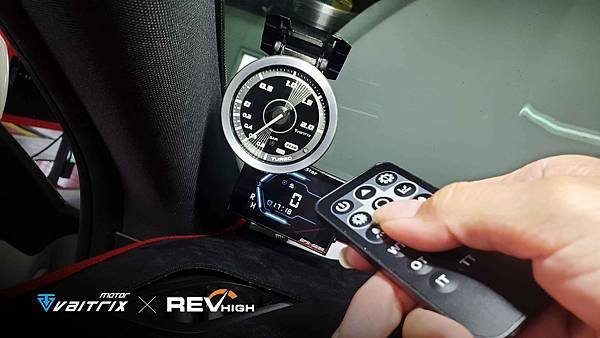 來自澳洲的汽車改裝品牌VAITRIX麥翠斯有最廣泛的車種適用產品，含汽油、柴油、油電混合車專用電子油門控制加速器，搭配外掛晶片及內寫，達到最高品質且無後遺症之動力提升，也可由專屬藍芽App–AirForce GO切換一階、二階、三階ECU模式。外掛晶片及電子油門控制器不影響原車引擎保固，搭配不眩光儀錶，提升馬力同時監控愛車狀況。VAITRIX另有馬力提升專用水噴射可程式電腦及全組套件，改裝愛車不傷車。  適用品牌車款： Audi奧迪、BMW寶馬、Porsche保時捷、Benz賓士、Honda本田、Toyota豐田、Mitsubishi三菱、Mazda馬自達、Nissan日產、Subaru速霸陸、VW福斯、Volvo富豪、Luxgen納智捷、Ford福特、Chevrolet雪佛蘭、Hyundai現代、Skoda; Altis、crv、chr、kicks、cla45、ct200h、q2、camry、golf gti、polo、kuga、tiida、u7、rav4、odyssey...等。