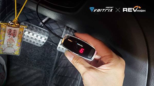 來自澳洲的汽車改裝品牌VAITRIX麥翠斯有最廣泛的車種適用產品，含汽油、柴油、油電混合車專用電子油門控制加速器，搭配外掛晶片及內寫，達到最高品質且無後遺症之動力提升，也可由專屬藍芽App–AirForce GO切換一階、二階、三階ECU模式。外掛晶片及電子油門控制器不影響原車引擎保固，搭配不眩光儀錶，提升馬力同時監控愛車狀況。VAITRIX另有馬力提升專用水噴射可程式電腦及全組套件，改裝愛車不傷車。  適用品牌車款： Audi奧迪、BMW寶馬、Porsche保時捷、Benz賓士、Honda本田、Toyota豐田、Mitsubishi三菱、Mazda馬自達、Nissan日產、Subaru速霸陸、VW福斯、Volvo富豪、Luxgen納智捷、Ford福特、Chevrolet雪佛蘭、Hyundai現代、Skoda; Altis、crv、chr、kicks、cla45、ct200h、q2、camry、golf gti、polo、kuga、tiida、u7、rav4、odyssey...等。