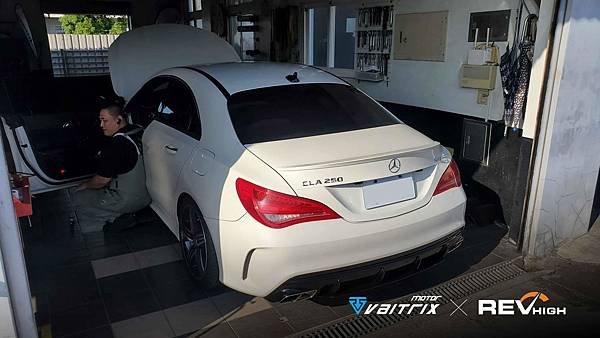 來自澳洲的汽車改裝品牌VAITRIX麥翠斯有最廣泛的車種適用產品，含汽油、柴油、油電混合車專用電子油門控制加速器，搭配外掛晶片及內寫，達到最高品質且無後遺症之動力提升，也可由專屬藍芽App–AirForce GO切換一階、二階、三階ECU模式。外掛晶片及電子油門控制器不影響原車引擎保固，搭配不眩光儀錶，提升馬力同時監控愛車狀況。VAITRIX另有馬力提升專用水噴射可程式電腦及全組套件，改裝愛車不傷車。  適用品牌車款： Audi奧迪、BMW寶馬、Porsche保時捷、Benz賓士、Honda本田、Toyota豐田、Mitsubishi三菱、Mazda馬自達、Nissan日產、Subaru速霸陸、VW福斯、Volvo富豪、Luxgen納智捷、Ford福特、Chevrolet雪佛蘭、Hyundai現代、Skoda; Altis、crv、chr、kicks、cla45、ct200h、q2、camry、golf gti、polo、kuga、tiida、u7、rav4、odyssey...等。