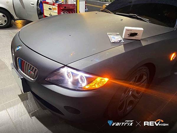 來自澳洲的汽車改裝品牌VAITRIX麥翠斯有最廣泛的車種適用產品，含汽油、柴油、油電混合車專用電子油門控制加速器，搭配外掛晶片及內寫，達到最高品質且無後遺症之動力提升，也可由專屬藍芽App–AirForce GO切換一階、二階、三階ECU模式。外掛晶片及電子油門控制器不影響原車引擎保固，搭配不眩光儀錶，提升馬力同時監控愛車狀況。VAITRIX另有馬力提升專用水噴射可程式電腦及全組套件，改裝愛車不傷車。  適用品牌車款： Audi奧迪、BMW寶馬、Porsche保時捷、Benz賓士、Honda本田、Toyota豐田、Mitsubishi三菱、Mazda馬自達、Nissan日產、Subaru速霸陸、VW福斯、Volvo富豪、Luxgen納智捷、Ford福特、Chevrolet雪佛蘭、Hyundai現代、Skoda; Altis、crv、chr、kicks、cla45、ct200h、q2、camry、golf gti、polo、kuga、tiida、u7、rav4、odyssey...等。
