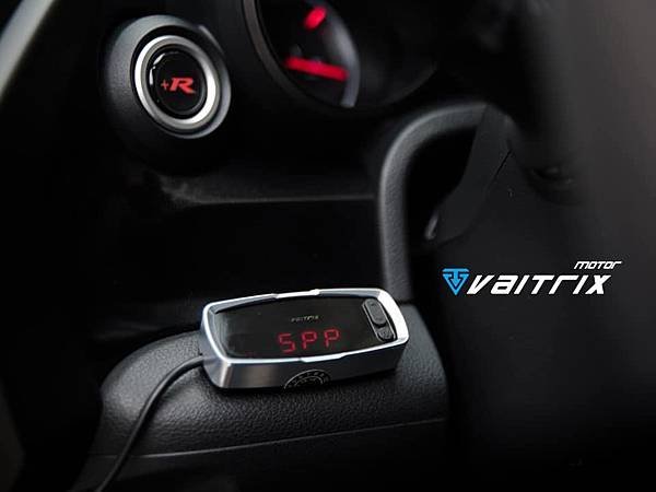 來自澳洲的汽車改裝品牌VAITRIX麥翠斯有最廣泛的車種適用產品，含汽油、柴油、油電混合車專用電子油門控制加速器，搭配外掛晶片及內寫，達到最高品質且無後遺症之動力提升，也可由專屬藍芽App–AirForce GO切換一階、二階、三階ECU模式。外掛晶片及電子油門控制器不影響原車引擎保固，搭配不眩光儀錶，提升馬力同時監控愛車狀況。VAITRIX另有馬力提升專用水噴射可程式電腦及全組套件，改裝愛車不傷車。  適用品牌車款： Audi奧迪、BMW寶馬、Porsche保時捷、Benz賓士、Honda本田、Toyota豐田、Mitsubishi三菱、Mazda馬自達、Nissan日產、Subaru速霸陸、VW福斯、Volvo富豪、Luxgen納智捷、Ford福特、Chevrolet雪佛蘭、Hyundai現代、Skoda; Altis、crv、chr、kicks、cla45、ct200h、q2、camry、golf gti、polo、kuga、tiida、u7、rav4、odyssey...等。