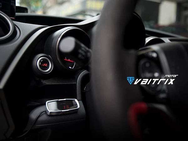 來自澳洲的汽車改裝品牌VAITRIX麥翠斯有最廣泛的車種適用產品，含汽油、柴油、油電混合車專用電子油門控制加速器，搭配外掛晶片及內寫，達到最高品質且無後遺症之動力提升，也可由專屬藍芽App–AirForce GO切換一階、二階、三階ECU模式。外掛晶片及電子油門控制器不影響原車引擎保固，搭配不眩光儀錶，提升馬力同時監控愛車狀況。VAITRIX另有馬力提升專用水噴射可程式電腦及全組套件，改裝愛車不傷車。  適用品牌車款： Audi奧迪、BMW寶馬、Porsche保時捷、Benz賓士、Honda本田、Toyota豐田、Mitsubishi三菱、Mazda馬自達、Nissan日產、Subaru速霸陸、VW福斯、Volvo富豪、Luxgen納智捷、Ford福特、Chevrolet雪佛蘭、Hyundai現代、Skoda; Altis、crv、chr、kicks、cla45、ct200h、q2、camry、golf gti、polo、kuga、tiida、u7、rav4、odyssey...等。